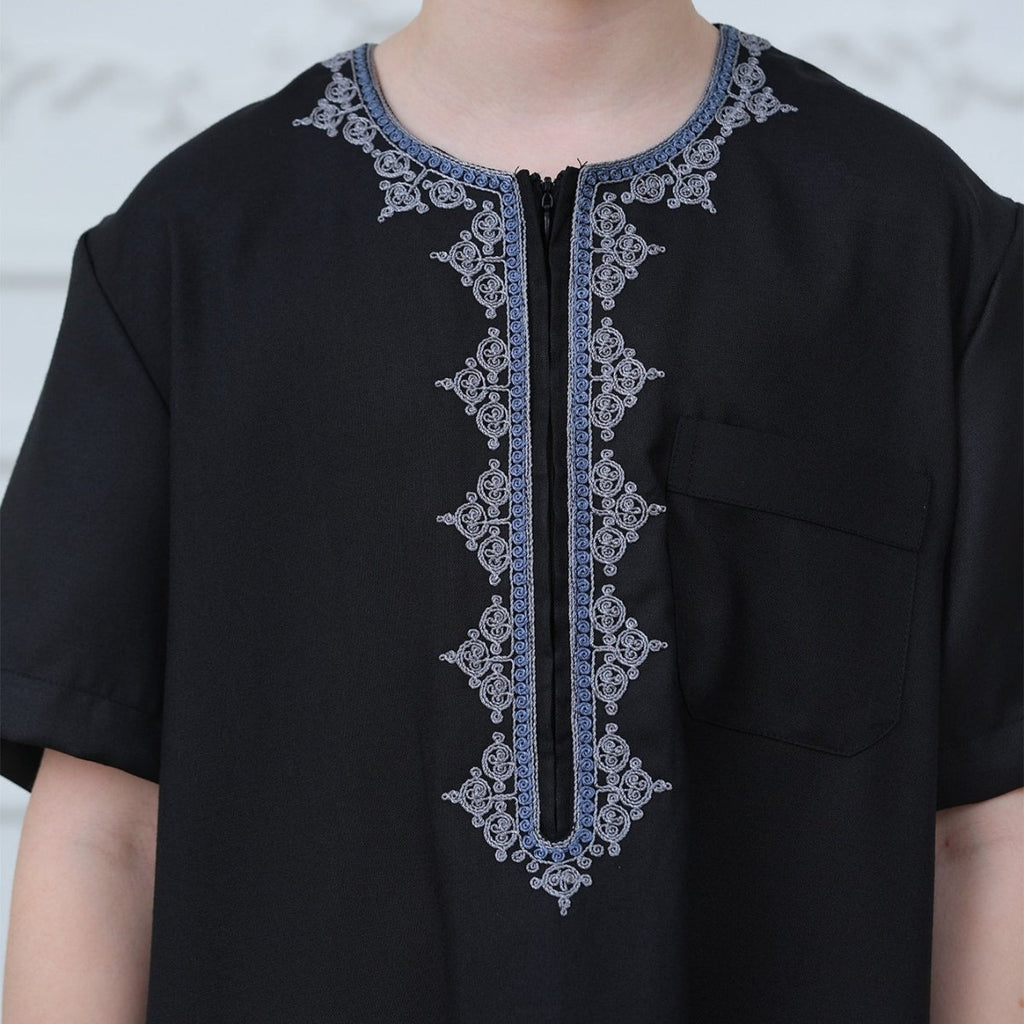 Boys Black Short Sleeve Embroidered Thobe with Pockets(MKB019)